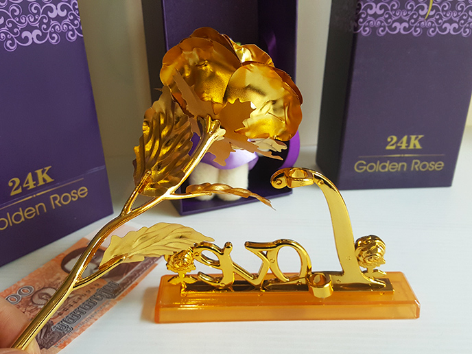 Độc đáo hoa hồng vàng nguyên khối 200 triệu làm quà tặng 8/3 ảnh 1